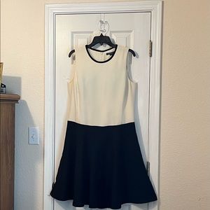 Black/white waisted dress